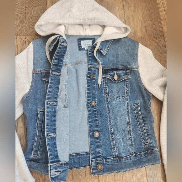 Hooded jean jacket size M (juniors) - Picture 4 of 5